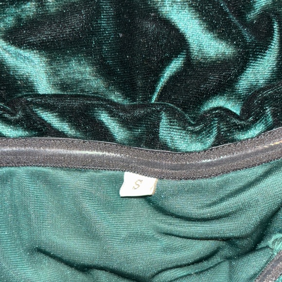 Elegant Off-Shoulder Green Velvet Dress - Picture 8 of 8